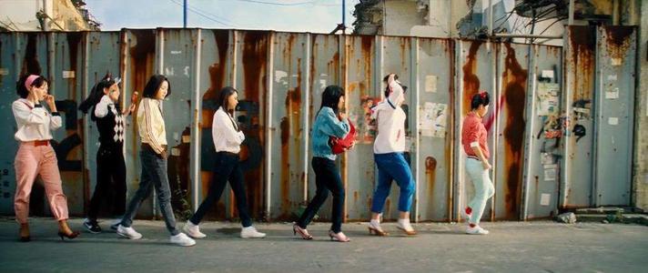 谁的青年不犯两个