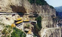 雨帘中的风景线