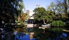 站在公园的门口