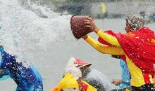 浸润在雨中的端午节