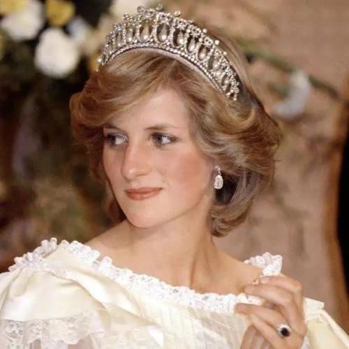 一个冰淇淋,就像珍珠一样