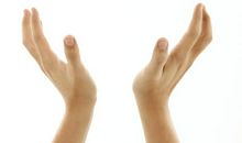 四双手托起的家