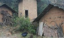 那座泥土砌成的老屋