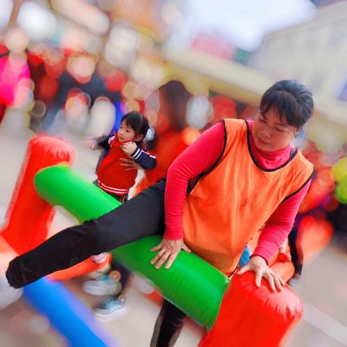 温暖的阳光在路上