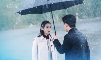 进入雨中的拥抱