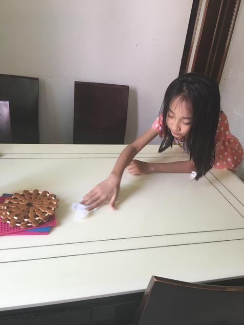 我学会擦拭地板。
