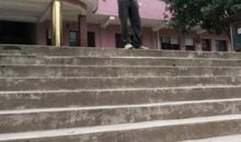 名人故事：果断调整人生航向_400字