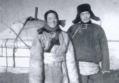 
两个孩子如夜间蝙蝠也急于，他们也匆忙，在夜晚消失。