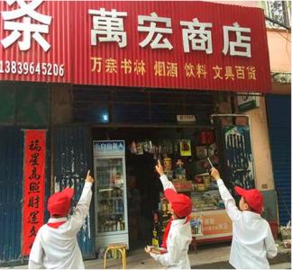 酒店建成了，很多动物都听说过这个消息，来看房间。 “嘿，这棵树洞是如此美丽！”蝙蝠被称为“我喜欢挂在树洞里！”