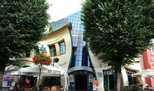 CROOKED（扭曲的）_900字