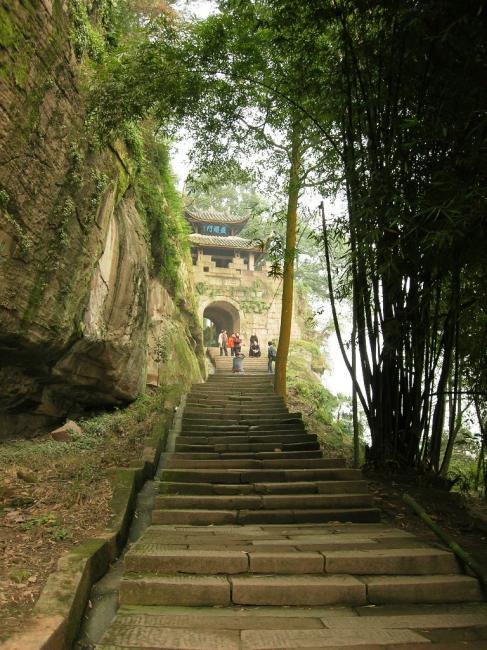 
钓鱼城是山区城市防御系统的典型代表，在寒冷的武器时代，充分展示了其防御效果，已经成为蒙古军队难以克服的堡垒。在蒙蒂戈击败后，渔业城市带来了一些进攻袭击，直到1279年捍卫王丽凯市，渔业城市落入蒙古的手中。中国人民革命军事博物馆古老的战争馆特别生产了钓鱼城的古老战场的沙桌模型，展示了中国古代历史的重要地位。
