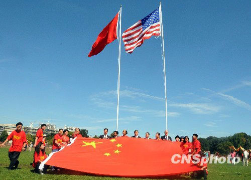 六年级景观“第一课”有一个感觉：五星红旗上升_1200字