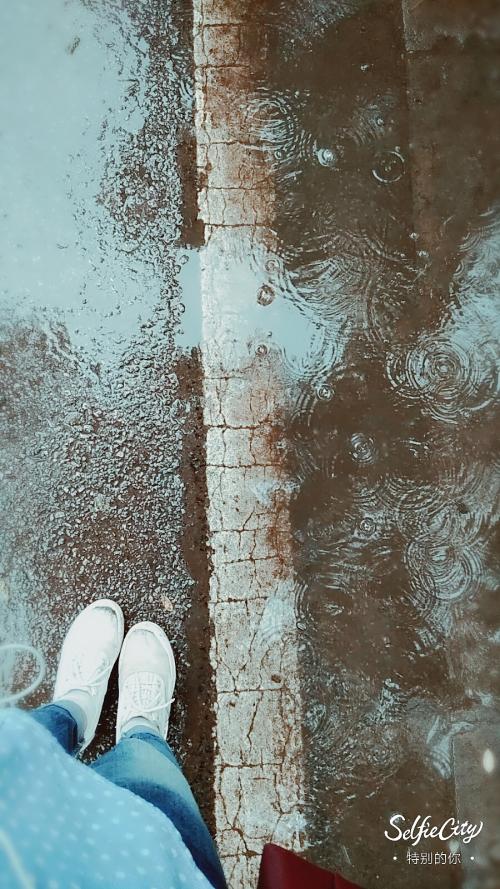 走在雨中_900字