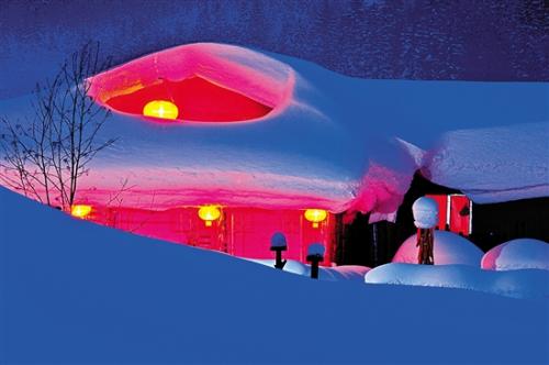 15分钟后，我们来到金福山跑步比赛，这是滑雪胜地。果然，看看它，它是一种令人眼花缭乱的白色，但我想到了每个人都猜到了，滑雪胜地的雪是一个雪，但是，这不必管理它。简而言之，我的目的是滑雪，他自然下雪。让我们去买一张好机票，然后去租盘，然后工作人员会开始幸福的旅行。是的，我忘记了我们重要成员的介绍。那是我六岁的小川，我们会旅行，他给了我们很多意图。