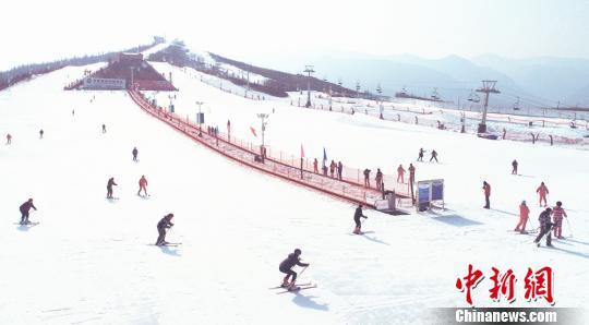 在集团之后，游戏立即开始。我带着迅速的雪雪，我破碎成球，击中敌人，击中敌人。小成功让我有点飘扬，但是当我感到骄傲时，萧小宇没有注意我射击冰炸弹，我也受到“子弹”的严重遭受了造成的，不，我也打了回归。然而，萧晓汉利对我报告了仇恨，我并不希望自己的人如此尴尬。最终，我们的团队在3：2中取得了胜利。