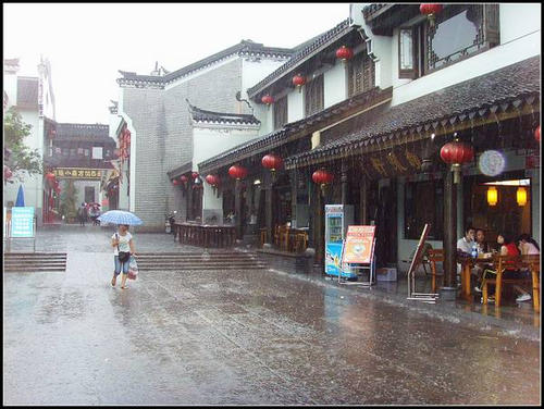 参观雨中的旧街_550字