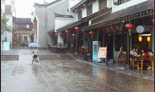 雨中逛老街_550字