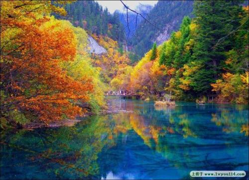 四季风景如画的jiuzhaigou _500字