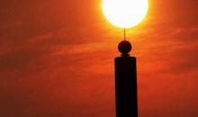 母爱话题作文：母亲像一盏明灯_1200字