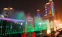 我站在城市的霓虹灯下_250字