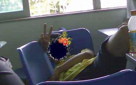 真正的大学生活写照：睡觉也很疯狂！ 9.
