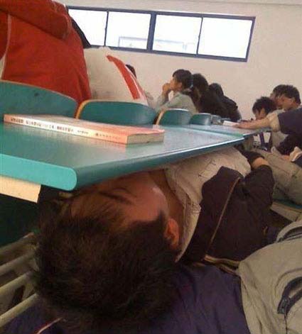 真正的大学生活写照：睡觉也很疯狂！ 4.