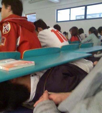 真正的大学生活写照：睡觉也很疯狂！ 3.
