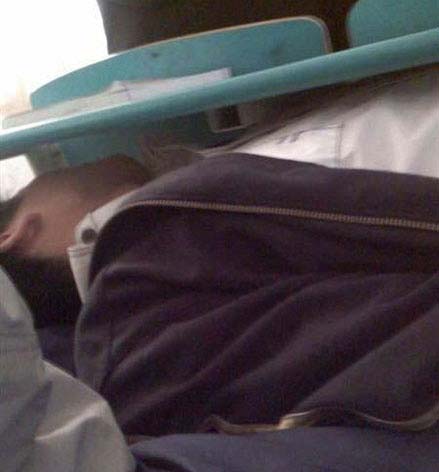 真正的大学生活写照：睡觉也很疯狂！ 2