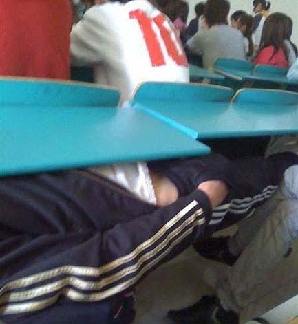 真正的大学生活写照：睡觉也很疯狂！ 1