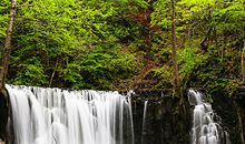 美丽的吊水湖瀑布_800字