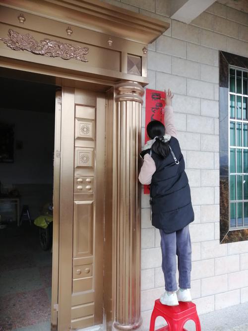 每次我发布春节对联时，我的祖父的表情总是非常严重，似乎与非常重要的表达相同。外国公众将继续春节，然后把整个张俊莲放在春节墙上，他有时会在这个过程中皱起皱纹或拉一点点春节。粘贴。在帖子之后，他总是从替补席上习惯性，然后撤退并看着春节的整体效果。对于一些地方有点皱纹，他将改变扩展并修改它。我对祖父感到满意，他会发布一个春节对联。