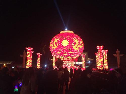 周曼谷：“Lanterong Hua Ping”