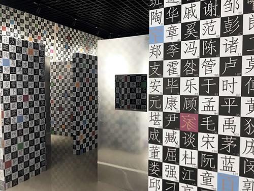 以前的同学似乎已经发现了什么好的，实际上发出了一个感叹号。我们立即走过了，事实证明，用纸制成的小火箭吸引了学生的钦佩！我拿起这个小火箭，小心翼翼地看着它。我知道它是用简单的拉力制成的。火箭是用红纸果酱制成的，底座上有一些明亮的晶体小件。中间空白写在“神舟8”上写着。顶部的顶部是用蓝色纸张堵塞制成的火箭。这个“神舟8”真的是一个生动！我似乎看到它在宇宙中飞行，你需要找到人们可以使用的“第二地球”。