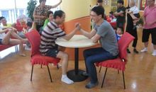 掰腕子比赛_500字