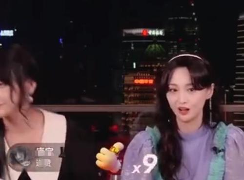 狐狸看到它，指着猫，哈哈笑了：“你不是一门班级吗？这真的是自我反驳，小猴子出生是攀爬树的大师，你在前面卖了大学时髦，有丑陋吗？“