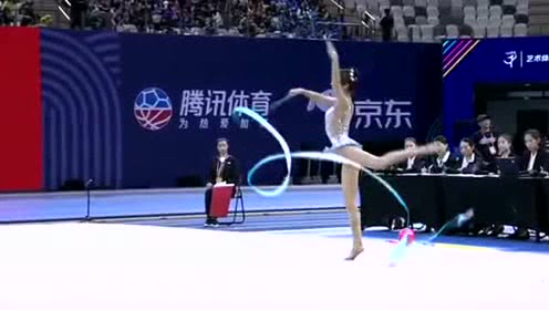妈妈看着我，就像一个变化，一个可以，一个可以。 “来吧，”我过去走了，“我有味道！”说，糖果被送到我的手上。我迫不及待地等着糖进入嘴里，新鲜的甜味是在我的嘴里，霸气。 “在未来，你每天都可以吃一个，你只能吃一个！”妈妈说俏皮。弟弟和我的妹妹点点头。只有当我不满意时，我答应过，但我的心脏暗中着迷于糖。