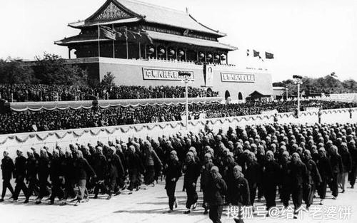 人民是必不可少的。当你很困难时，他会帮助你，当你伤心时，安慰你，当你困惑时带你去。他与朋友不同，他可以与你谈论，从古代和现代到中国，从天文学到地理，从现实到梦想。