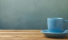 把自己的杯子放低些