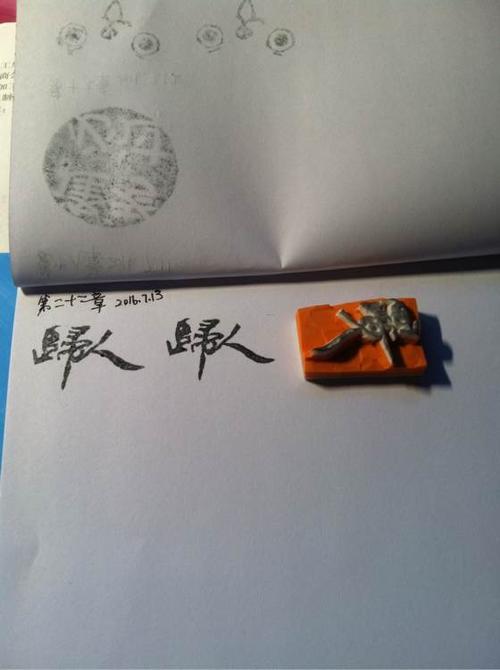 
这时，希腊有一个着名的人，这是米特米的儿子。他在一个新的讨论中征服了普罗洛斯。就像他抬起坟墓的坟墓一样，他看到一个鹰坡的鹰。鹰像箭一样突然冲下来，用爪子刨坟的土壤。 XIMEN将这种现象视为上帝。他在地球的深处挖掘出来，他们发现了一个大棺材，崇拜埋藏了一个特殊的矛，一把剑。西门和以下是没有疑问的，这是塞尼斯的坟墓。他们将神圣的遗体抬起到三场比赛中，并运回雅典。雅典部队迎接这些峡谷的遗体，就像这些话一样靠在家乡。经过数百年的人之后，孩子和孙子们对这位英雄的感激之情和尊重他们自由并创造了雅典的宪法以及他的粗鲁的会议，他反对他。它欠他一个糟糕的债务。