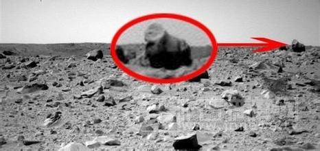 为了使新颖的情节更适合广播形式，井成为改进的戏剧性软木塞。科克的修订使它从S的小说中改变了。除了减少故事外，软木也将维多利亚时代的维多利亚时代的英格兰的“火星”转换为美国新泽西州的加入山羊。为了实现现实的效果，他们决定在新闻广播中播出。