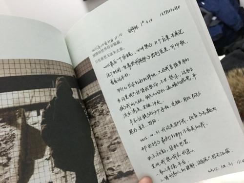 在你身边，也许有一个人，默默地关注你，期待着你，悄悄地守卫你，不要回头看，他就在你身边。