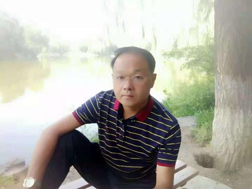 我相信绳子的老师的心必须挣扎。她面临两种选择：1，留在家里，照顾好儿子。 2，去上学工作。这两个选择就像两个散文，在领带的心中，有常数。老师盛选择 - 上课！这时，我的心有感情：当我们生病时，父母将永远和我们在一起。绳子的老师也是一位母亲，同样的，她患病时她想要多少人，即使她只有一点。但是没有落到我们新教训的教师，为了不要让新课程延迟，绳子，这个伟大的母亲，咬牙，看着儿子的后面，悄悄离开。我相信绳子的老师当时必须非常痛苦。当他的儿子生病时，他没有履行母亲的义务。对我们来说，老师在病人中放弃了孩子！即使绳子的领带老师没有说，我们每个人都知道：老师喜欢五（4）课！也爱你的儿子！在绳子的心中，你必须总是想念你的儿子，祈祷......