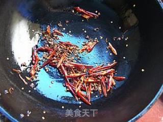 有一天，人们在河里找到一个人，从河里钓鱼，是周朝，我不知道它是否被淹死，或者水被淹死，任何人已经存在了。有人说，他看到周朝从桥上失去了河流，并被冲出水，它被搁浅在河中间的海滩上。人们抬起了村庄心爱的贝尔，而周朝派的身体被运到村里，半裁减红鳟鱼也在担架之外揭示。