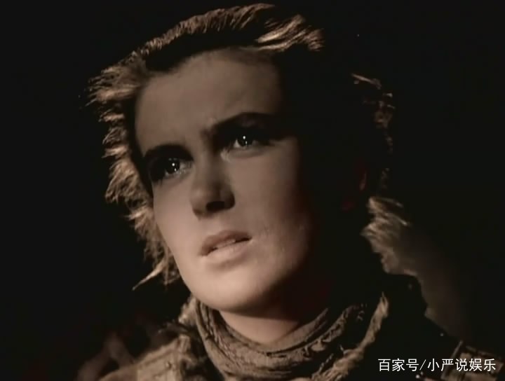 玛丽亚丢了射击，跑过，挑着他，哭泣耳语......