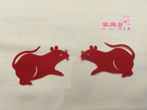 我和母亲一起看电影。