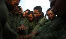 蛙人穿越暴风雨