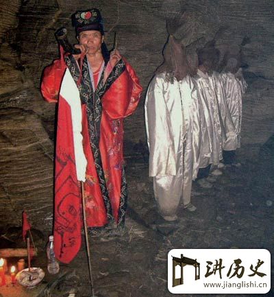 马很老，车也被打破，山路真的不平衡，道路被封锁，但主人的热情让客人不认为劳埃德很难。山路非常黑暗，雪在几天内，使道路两个白色墙壁。山的越多，温度越低，夏娃是一件厚厚的外套，也有一种无需赢的感觉。