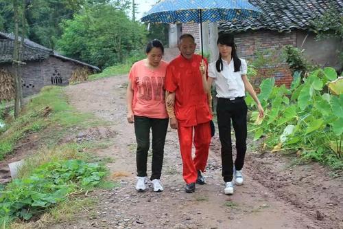 走在该国的道路上_800字