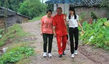 走在乡间的小路上_800字