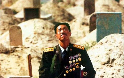 龙萧峰再次集中，抱着刘正良委员会的手和千元：我从未觉得一个军人，有如此崇高的荣誉感！